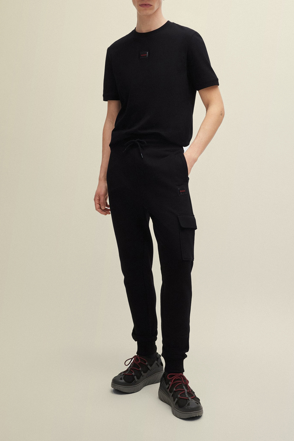 תמונת כל הלוק של מכנסי ג'וג ארוכים